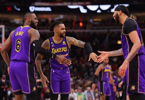 LeBron James, D'Angelo Russel e Anthony Davis comemoram a vitória diante dos Rockets