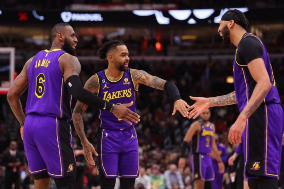 LeBron James, D'Angelo Russel e Anthony Davis comemoram a vitória diante dos Rockets