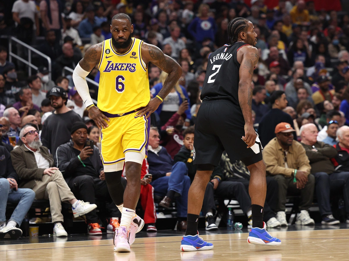 LeBron James e Kawhi Leonard no confronto entre Clippers e Lakers
