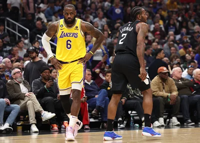 LeBron James e Kawhi Leonard no confronto entre Clippers e Lakers