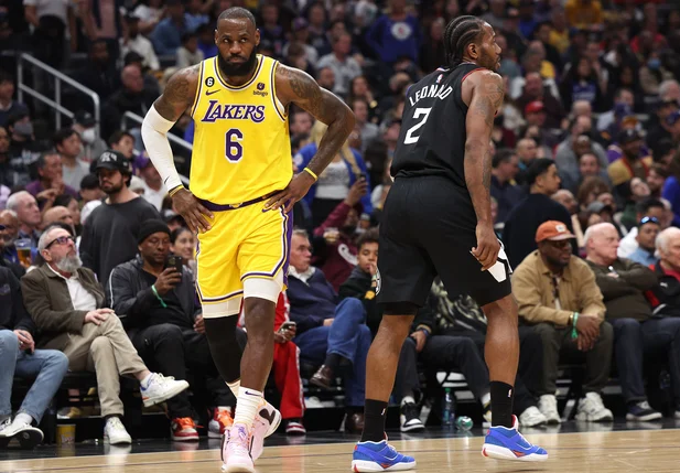 LeBron James e Kawhi Leonard no confronto entre Clippers e Lakers