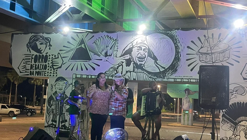 Lili Monteiro cantando no Forró Debaixo da Ponte