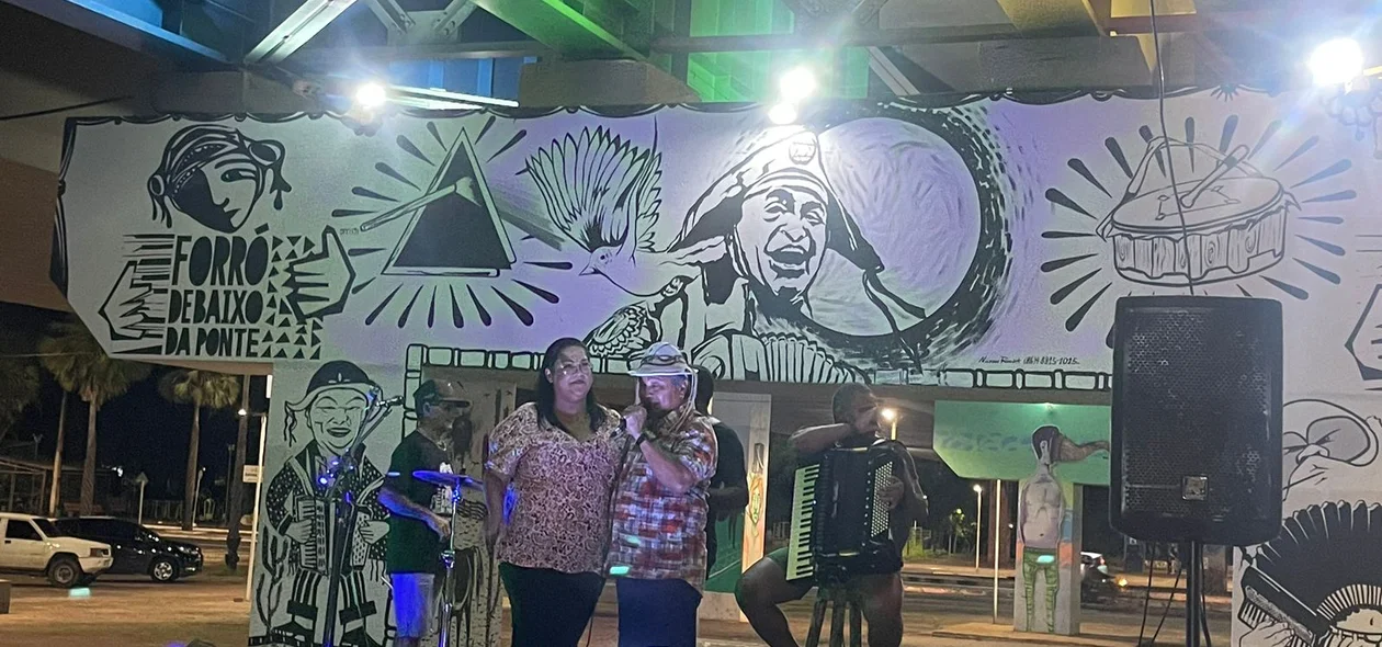 Lili Monteiro cantando no Forró Debaixo da Ponte