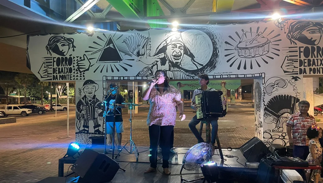 Lili Monteiro cantando no Forró Debaixo da Ponte