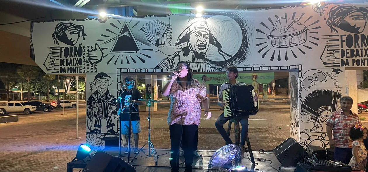Lili Monteiro cantando no Forró Debaixo da Ponte