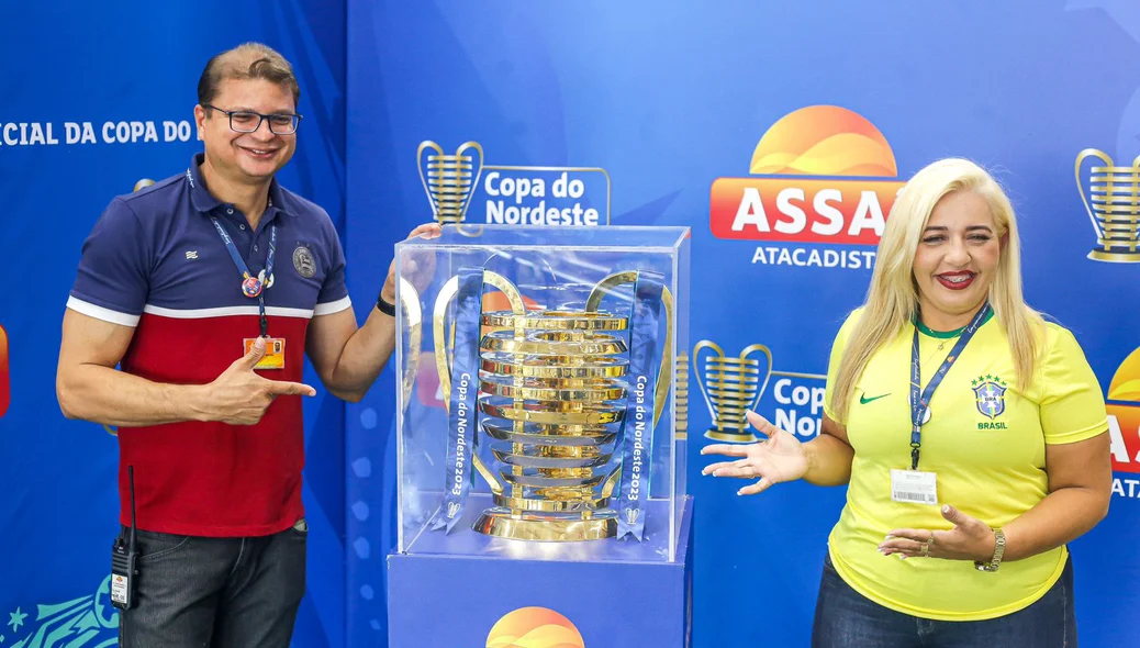 Márcio e Raquel ao lado da taça da Copa do Nordeste