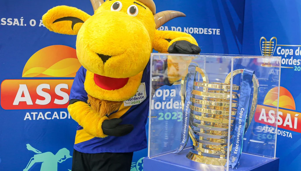 Mascote Zeca Brito mostra a taça da Copa do Nordeste