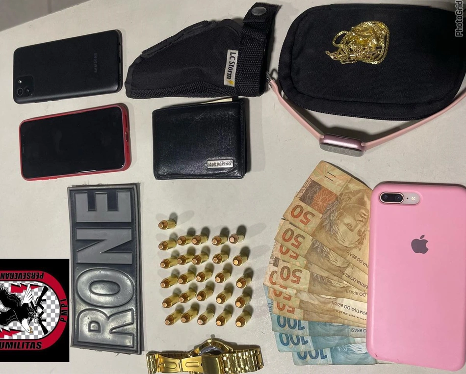 Material apreendido dentro do veículo do casal preso no Parque Brasil