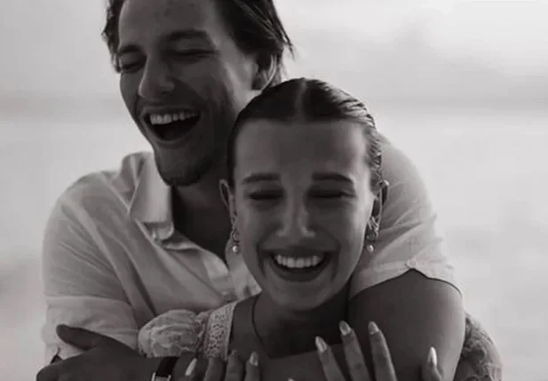 Millie Bob Brown anuncia noivado no Instagram
