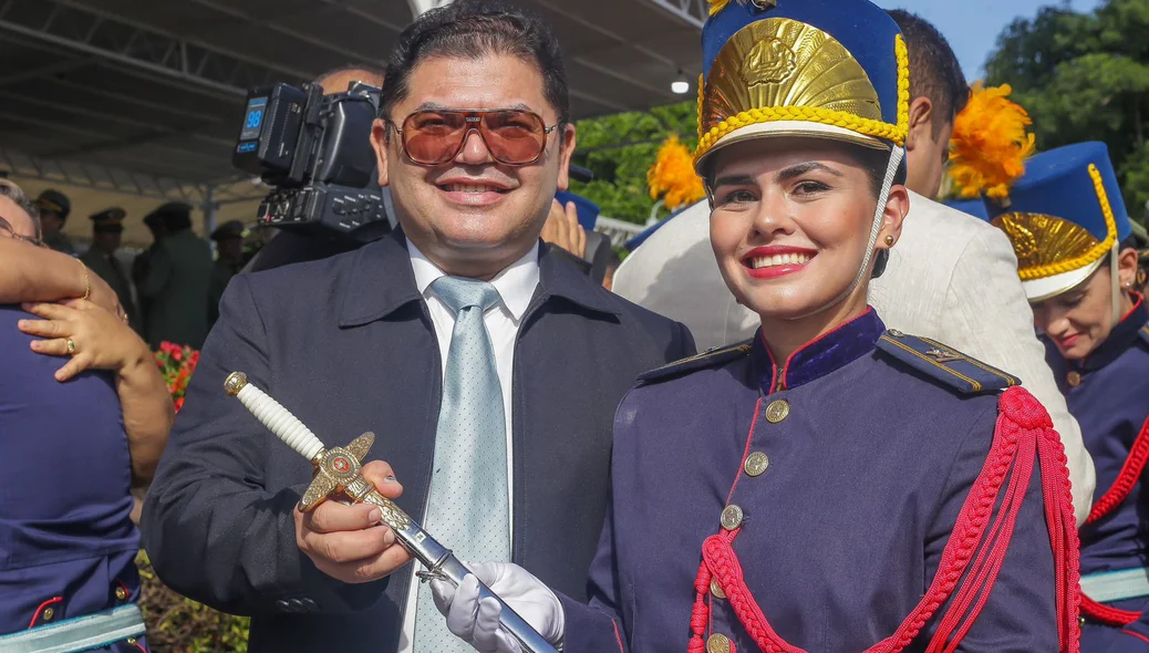 Momento da entrega do Espadim Tiradentes à aluna