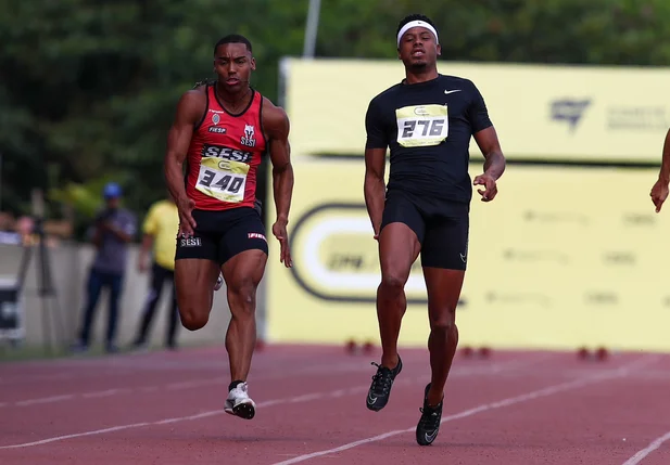 Momento em que Paulo André se lesiona no terço final da prova de 100mts no Desafio CBAt