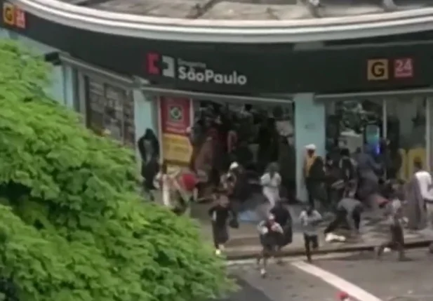 Momento que usuários invadem farmácia em São Paulo