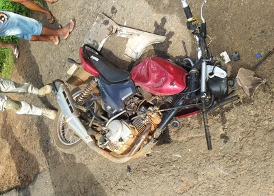 Moto ficou parcialmente destruída após colisão com caminhão em Campo Maior
