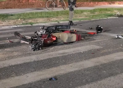 Motocicleta da vítima ficou destruída na Avenida Nóe Mendes