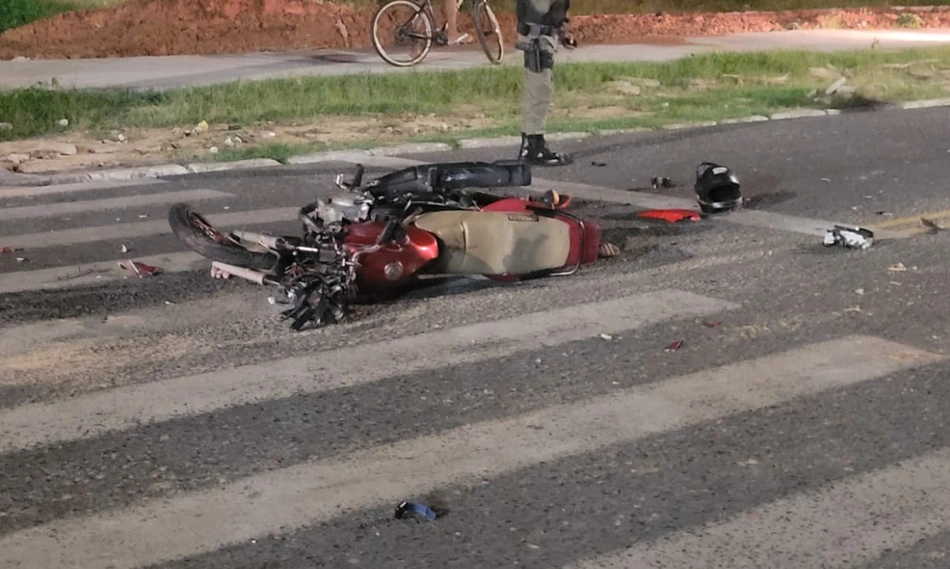 Motocicleta da vítima ficou destruída na Avenida Nóe Mendes