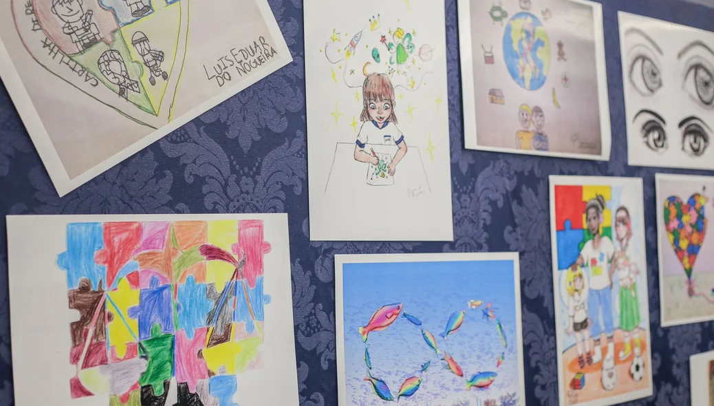 Mural de desenhos feito pelos alunos