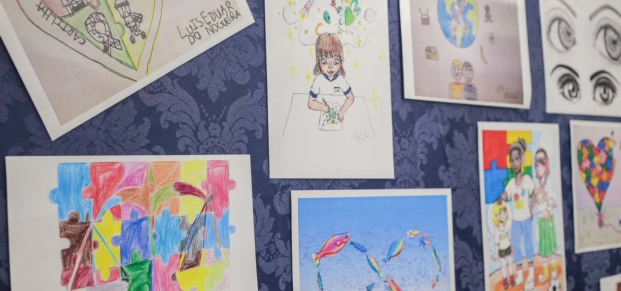 Mural de desenhos feito pelos alunos