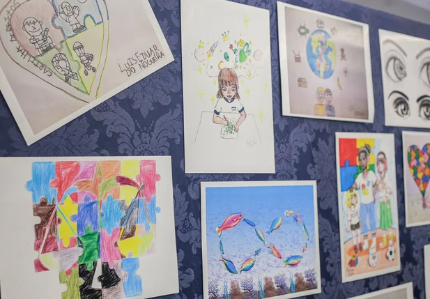 Mural de desenhos feito pelos alunos