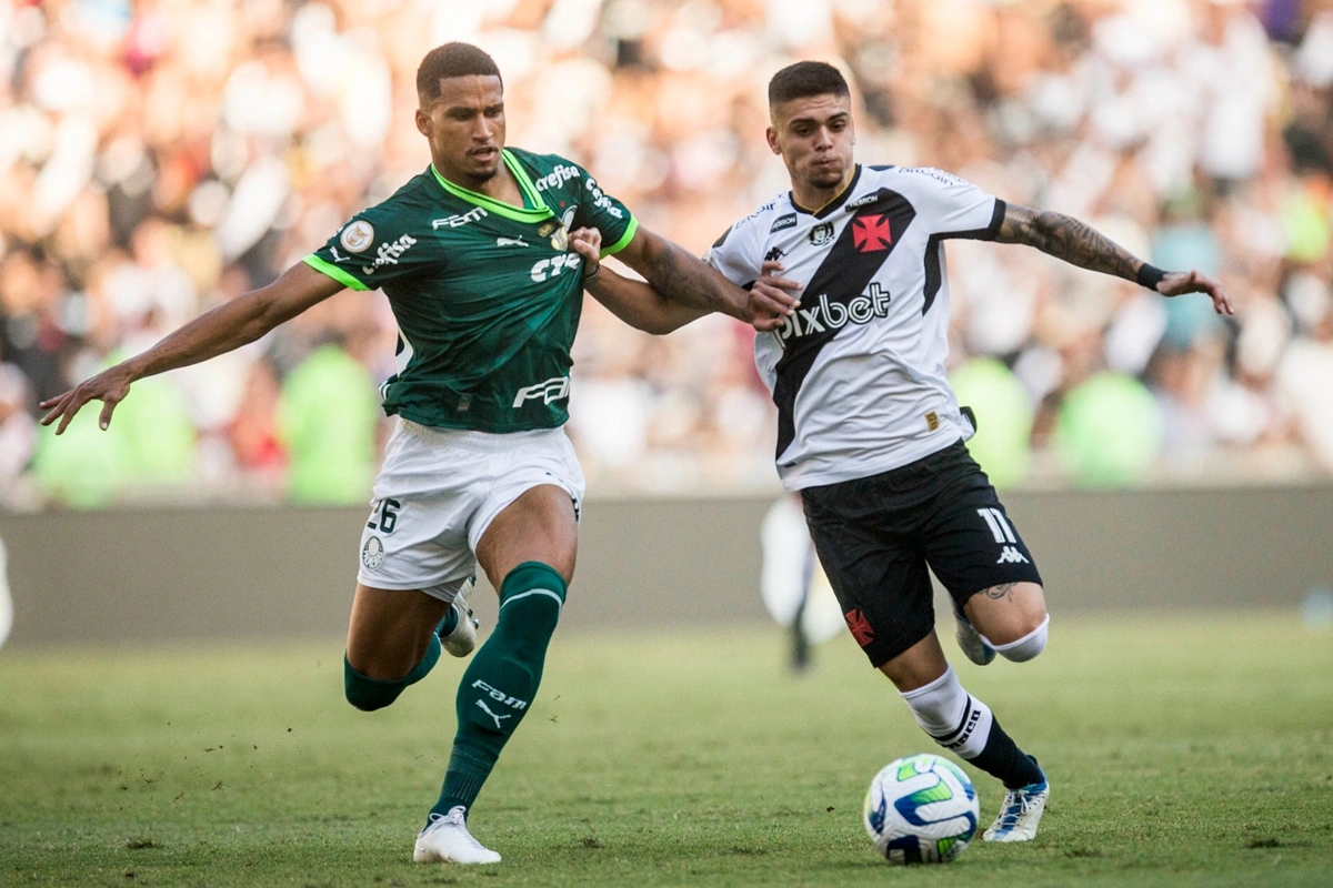 Murilo Cerqueira e Gabriel Pec brigam pela bola