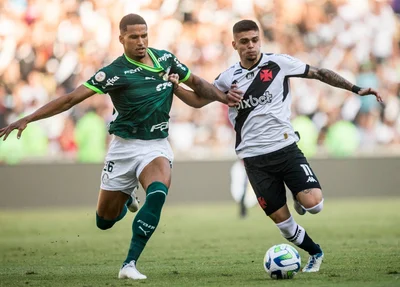 Murilo Cerqueira e Gabriel Pec brigam pela bola