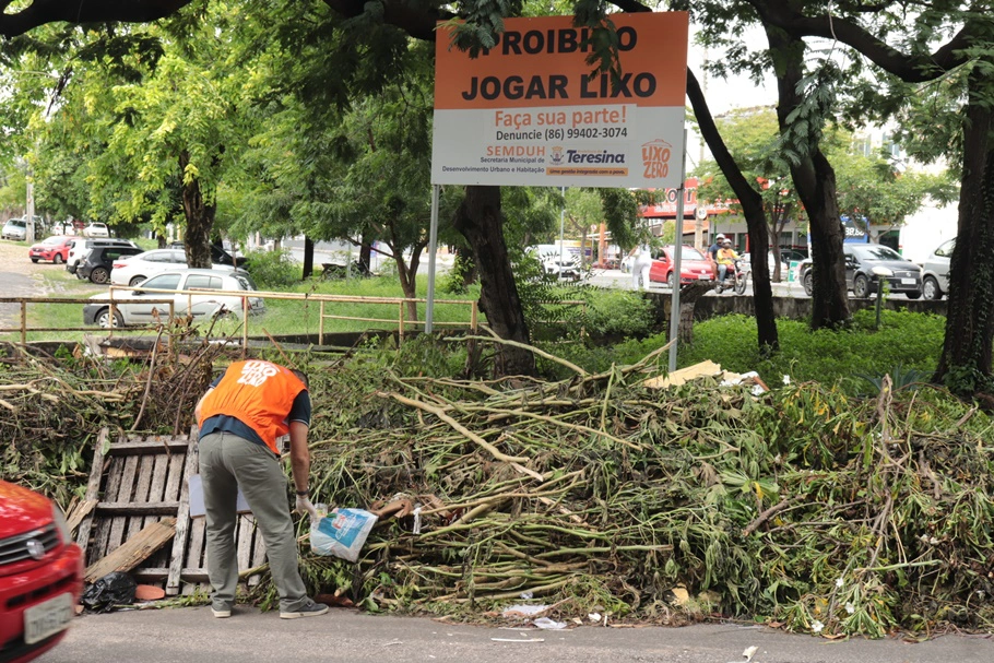 O lixo jogado em lugares impróprios pode se acumular e formar verdadeiros focos de doenças, atrair animais peçonhentos e comprometer o meio ambiente