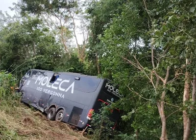 Ônibus da banda Moleca 100 Vergonha