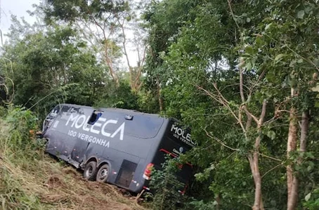 Ônibus da banda Moleca 100 Vergonha