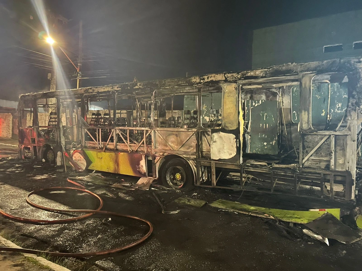 Ônibus ficou destruído