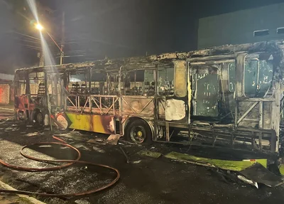Ônibus ficou destruído