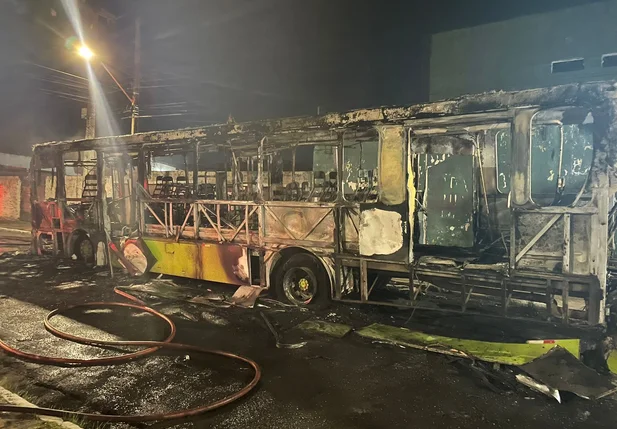 Ônibus ficou destruído
