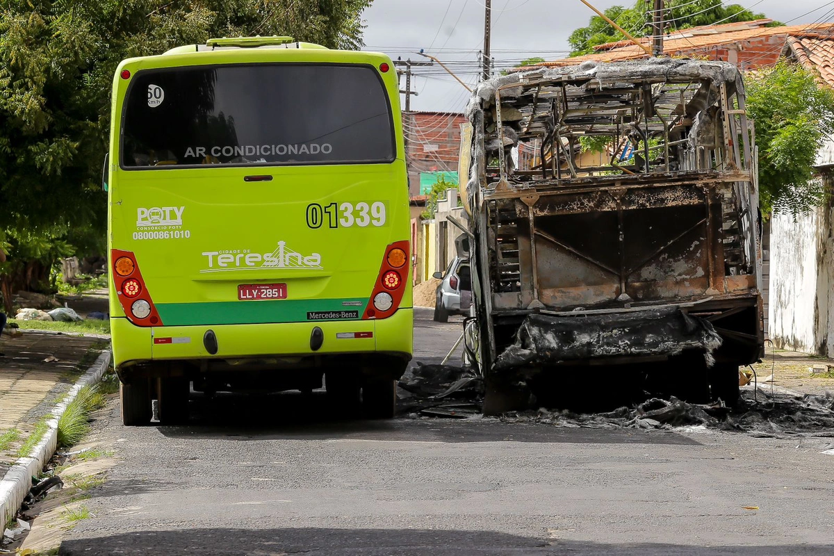 Ônibus queimado durante ato criminoso