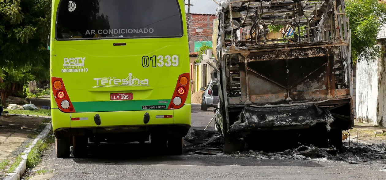 Ônibus queimado durante ato criminoso