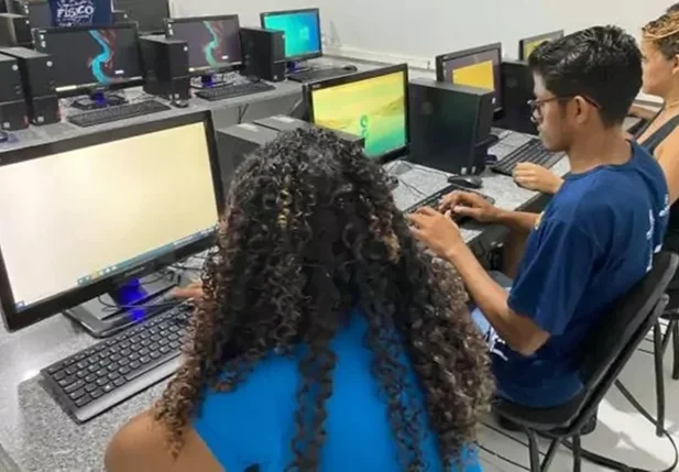 Os estudantes utilizando os novos computadores