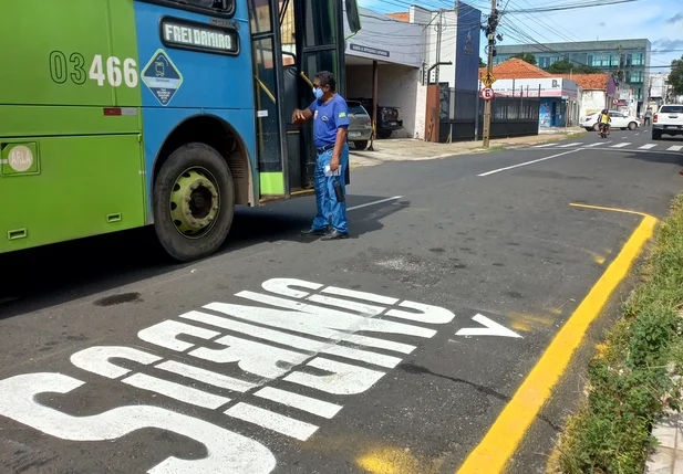Parada de ônibus na rua Areolino de Abreu