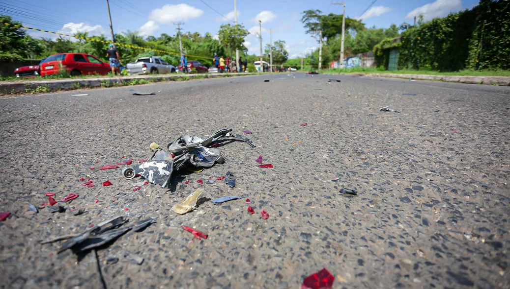 Partes da moto espalhadas pelo chão