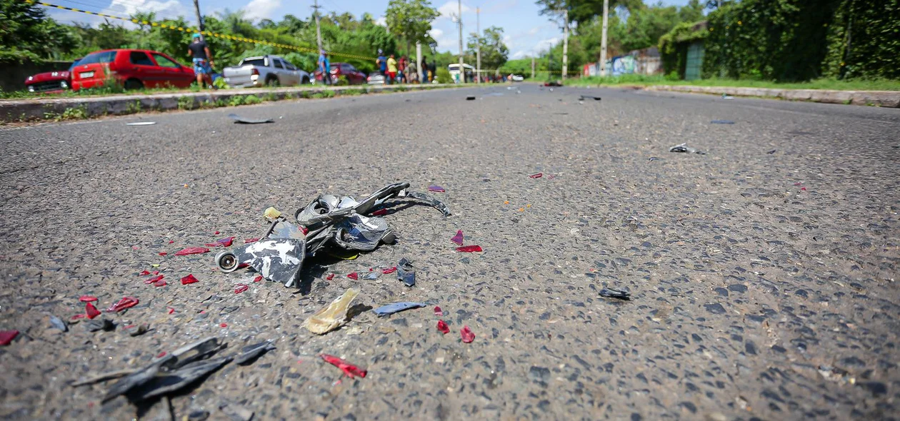 Partes da moto espalhadas pelo chão