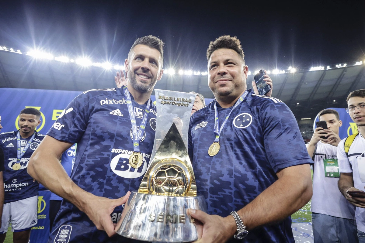 Paulo Pezzolano e Ronaldo erguem a taça de campeão da Série B do Campeonato Brasileiro