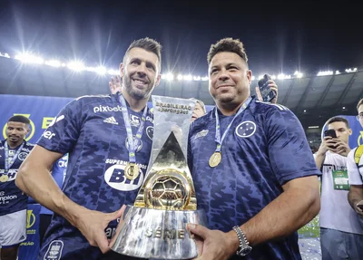 Paulo Pezzolano e Ronaldo erguem a taça de campeão da Série B do Campeonato Brasileiro