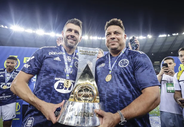 Paulo Pezzolano e Ronaldo erguem a taça de campeão da Série B do Campeonato Brasileiro