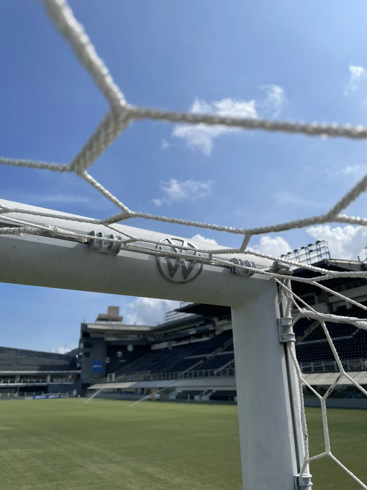 Peças derretidas do veículo viraram um dols gols do Santos na Vila Belmiro. O time detém o recorde de mais gols marcados no mundo