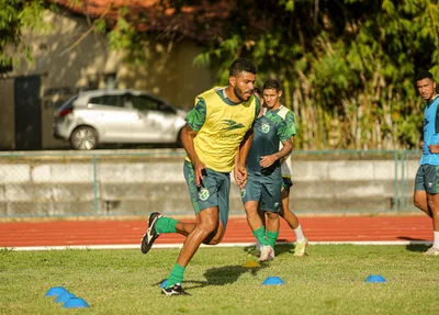 Peu, lateral do Altos
