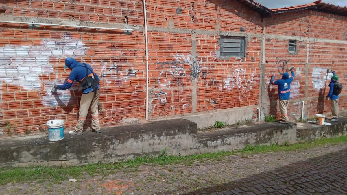 Pichações de facções sendo apagadas