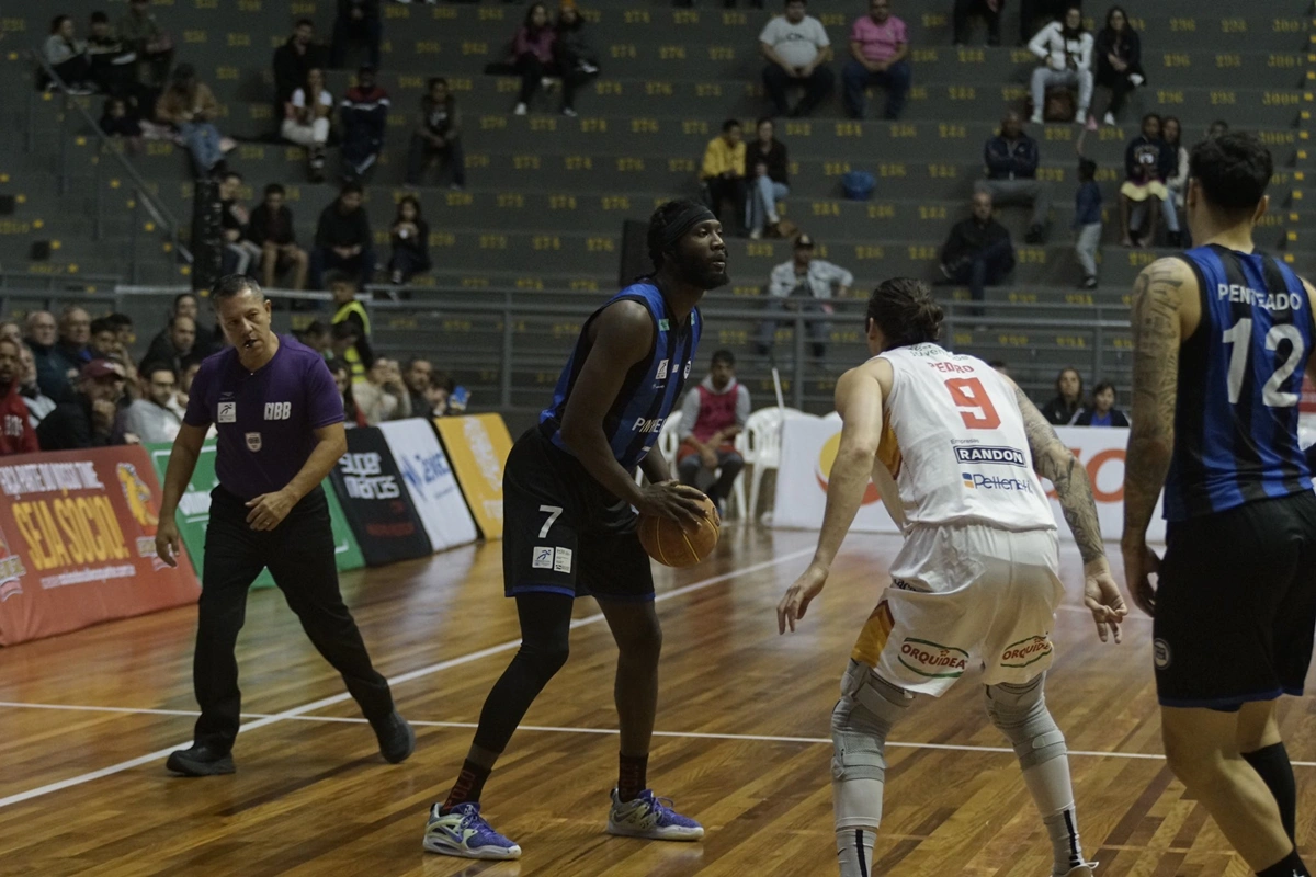 Pinheiros vence Caxias do Sul e se classifica para as quartas de final