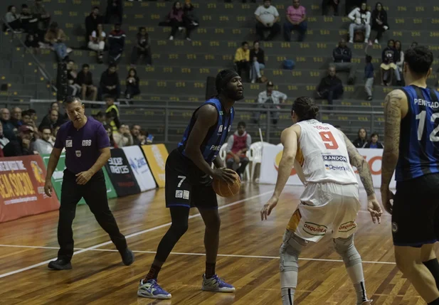 Pinheiros vence Caxias do Sul e se classifica para as quartas de final