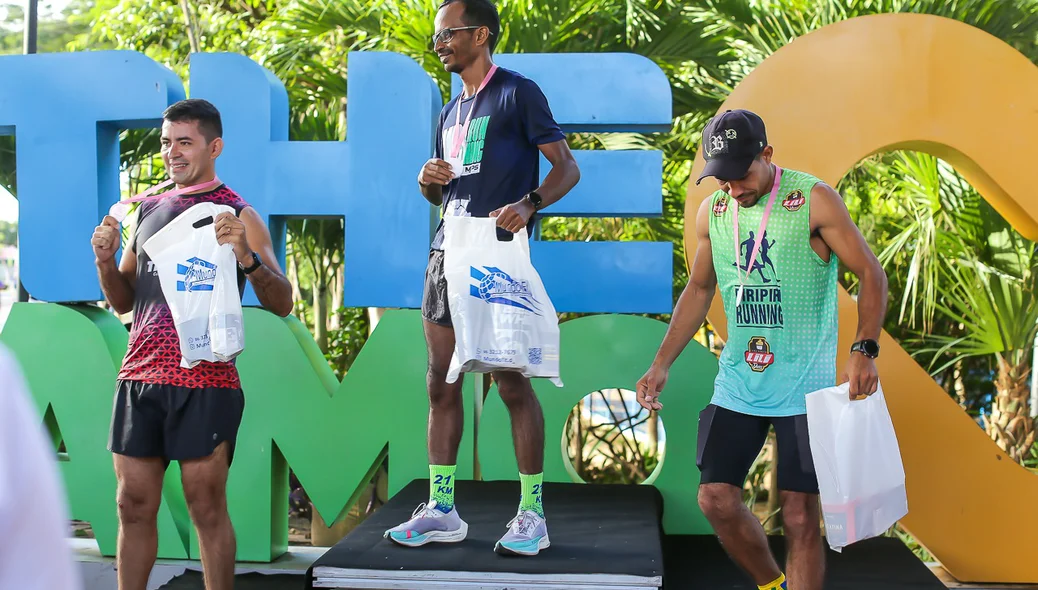 Pódio com os três rápidos da corrida solidária
