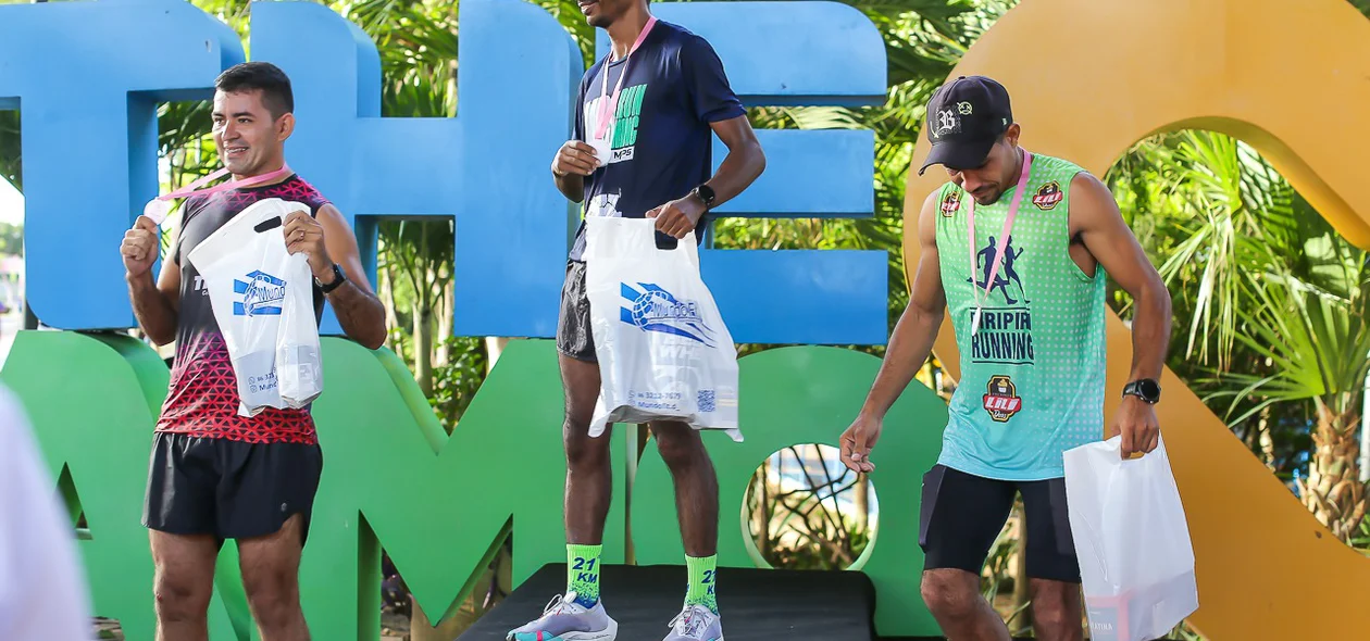 Pódio com os três rápidos da corrida solidária