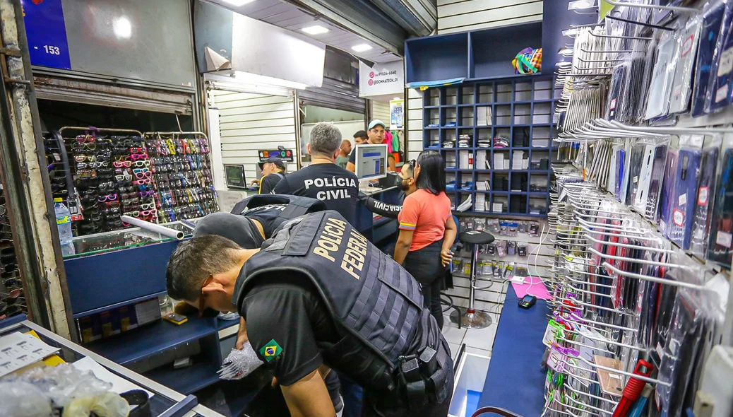 Policiais fizeram buscas em lojas