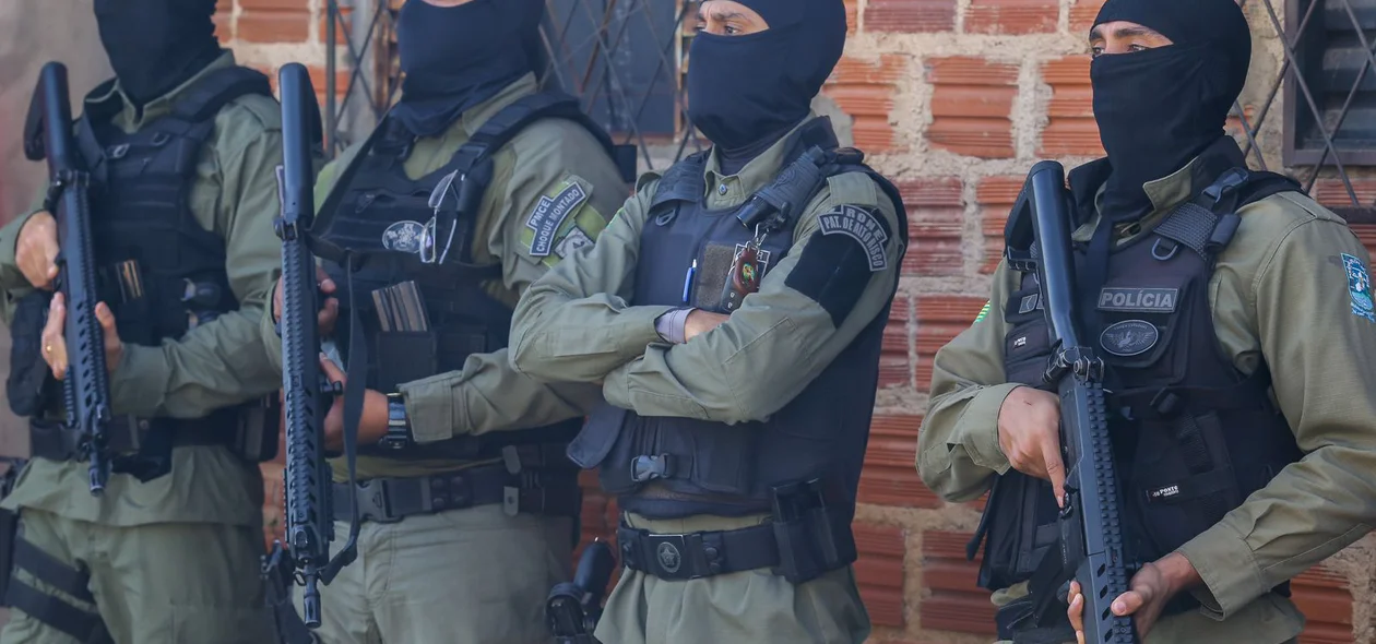 Policiais militares na operação