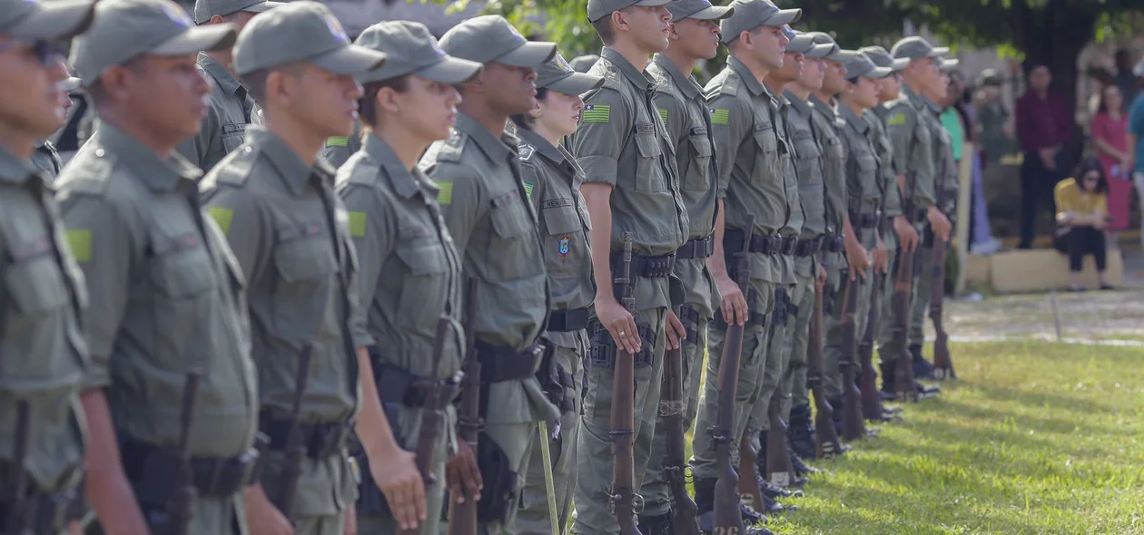 Policiais militares no QCG