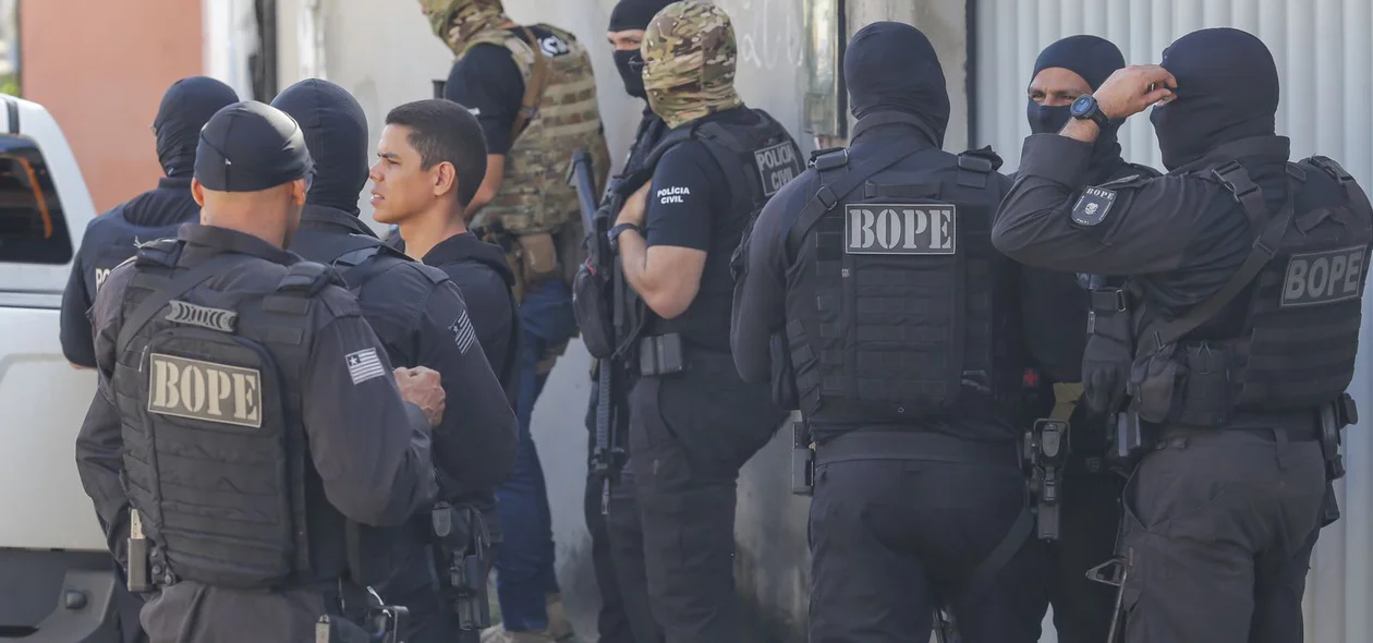 Policiais na operação
